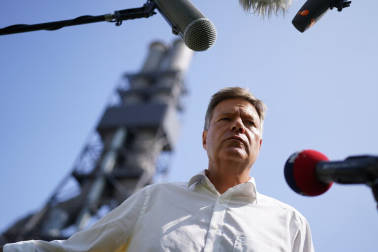 19.08.2024, Hamburg: Robert Habeck (Bündnis 90/Die Grünen), Bundesminister für Wirtschaft und Klimaschutz, beantwortet während seines Besuchs bei der Energie Hub Moorburg GmbH die Fragen der Medienvertreterinnen und Medienvertreter. Habeck hat sich bei dem Besuch über die Hamburger Wasserstoffprojekte auf dem Gelände des ehemaligen Kohlekraftwerks informiert. Foto: Marcus Brandt/dpa +++ dpa-Bildfunk +++ (KEYSTONE/DPA/Marcus Brandt)