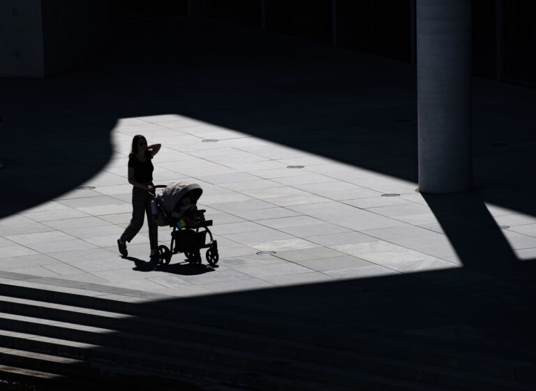 ARCHIV - 18.05.2022, Berlin: Nur als Silhouette ist eine Frau zu erkennen, die mit einem Kinderwagen spazieren geht. Ein Mann hat eine Mutter mit Kinderwagen angegriffen. (zu dpa: «Mutter mit Baby rassistisch beleidigt und angegriffen») Foto: Paul Zinken/dpa +++ dpa-Bildfunk +++ (KEYSTONE/DPA/Paul Zinken)