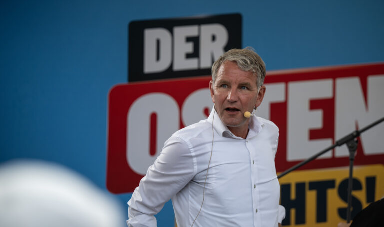 20.08.2024, Thüringen, Erfurt: AfD-Spitzenkandidat, Björn Höcke betritt die Bühne auf einer AfD-Wahlveranstaltung. Am 01. September wird in Thüringen ein neuer Landtag gewählt. Foto: Hannes P. Albert/dpa +++ dpa-Bildfunk +++ (KEYSTONE/DPA/Hannes P Albert)