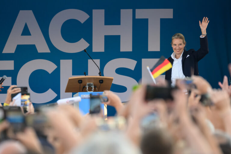 27.08.2024, Sachsen, Bautzen: Alice Weidel, AfD-Bundesvorsitzende, kommt bei einer Wahlkampfveranstaltung der AfD zur Landtagswahl IN Sachsen auf dem Kornmarkt auf die Bühne. Am 01. September 2024 wird in Sachsen ein neuer Landtag gewählt. Foto: Robert Michael/dpa +++ dpa-Bildfunk +++ (KEYSTONE/DPA/Robert Michael)