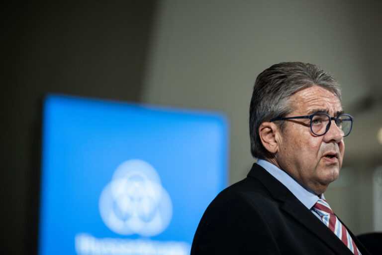 29.08.2024, Nordrhein-Westfalen, Duisburg: Sigmar Gabriel, Aufsichtsratsvorsitzender von Thyssenkrupp Steel Europe, spricht nach der Aufsichtsratssitzung bei einer Pressekonferenz. In der Thyssenkrupp-Stahlsparte sind 27.000 Menschen beschäftigt. Allein 13.000 davon arbeiten in Duisburg. Foto: Fabian Strauch/dpa +++ dpa-Bildfunk +++ (KEYSTONE/DPA/Fabian Strauch)