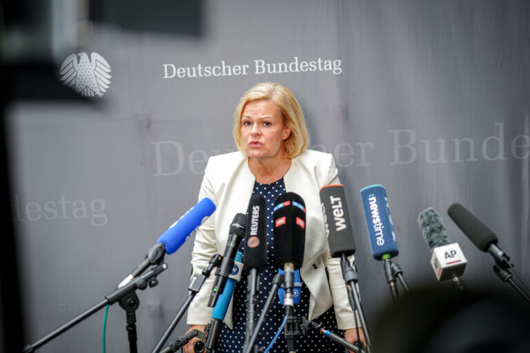 30.08.2024, Berlin: Nancy Faeser (SPD), Bundesministerin für Inneres und Heimat, gibt nach der Sondersitzung des Innenausschusses des Bundestags ein Pressestatement ab. Themen der Sitzung waren die Messerattacke von Solingen und die Abschiebung von Flüchtlingen nach Afghanistan. Foto: Kay Nietfeld/dpa +++ dpa-Bildfunk +++ (KEYSTONE/DPA/Kay Nietfeld)