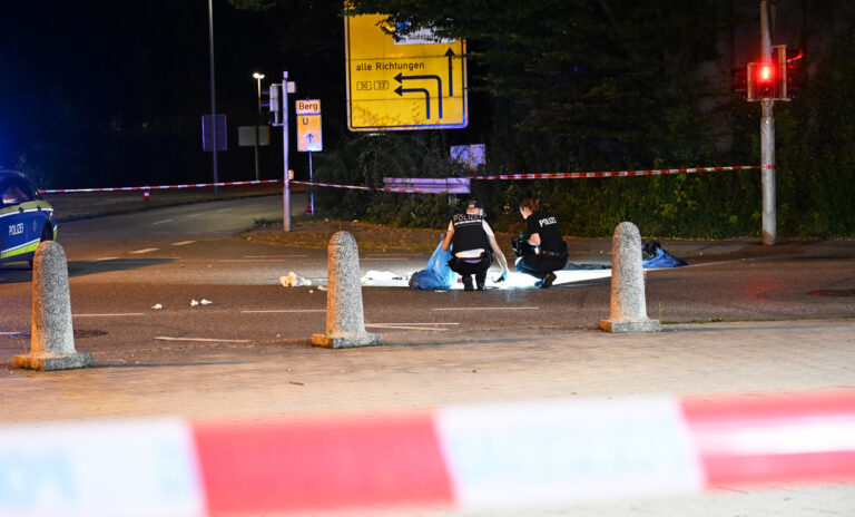 dpatopbilder - 30.08.2024, Baden-Württemberg, Ravensburg: Einsatzkräfte der Polizei untersuchen den Tatort. Ein 25-jähriger Mann ist in Ravensburg mit einem Messer tödlich verletzt worden. Foto: David Pichler/swd-medien/dpa +++ dpa-Bildfunk +++ (KEYSTONE/DPA/David Pichler)