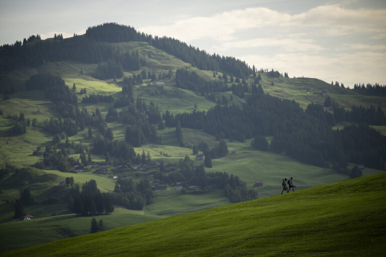 Zwei Wanderinnen sind unterwegs, am Samstag, 31. August 2024, auf der Leugangen in Weissbad. (KEYSTONE/Gian Ehrenzeller)