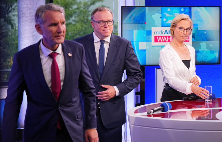 01.09.2024, Thüringen, Erfurt: Mario Voigt (CDU, M), Vorsitzender der CDU in Thüringen und Spitzenkandidat, verlässt in einem Fernsehstudio eine Runde der Spitzenkandidaten neben Björn Höcke (AfD), Partei- und Fraktionsvorsitzender der AfD in Thüringen und Spitzenkandidat, und Katja Wolf, Spitzenkandidatin des Bündnis Sahra Wagenknecht (BSW) in Thüringen. In Thüringen fand am Sonntag die Landtagswahl statt. Foto: Michael Kappeler/dpa +++ dpa-Bildfunk +++ (KEYSTONE/DPA/Michael Kappeler)