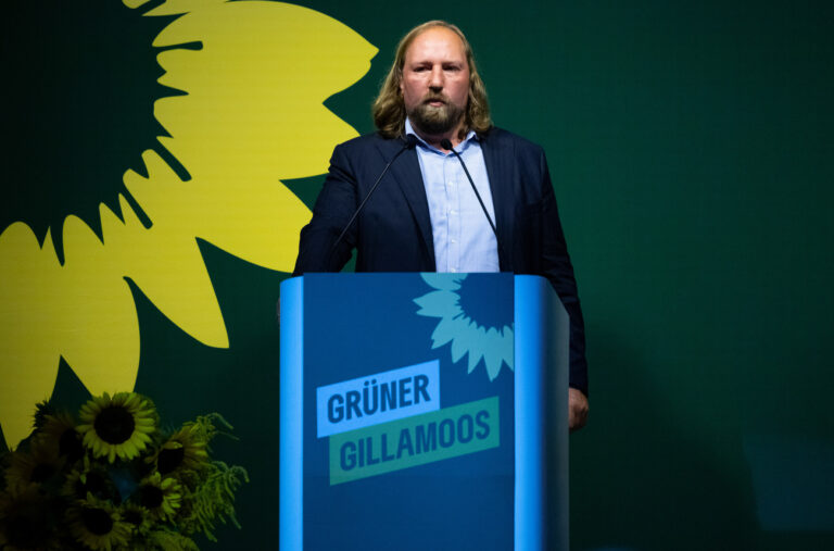 02.09.2024, Bayern, Abensberg: Anton Hofreiter (Bündnis90/Die Grünen), Vorsitzender des Ausschusses für die Angelegenheiten der Europäischen Union, steht beim Politischen Frühschoppen Gillamoos auf der Bühne. Das Gillamoos ist eines der größten und ältesten Volksfeste Niederbayerns und bietet traditionell einen politischen Schlagabtausch der Parteien. Foto: Sven Hoppe/dpa +++ dpa-Bildfunk +++ (KEYSTONE/DPA/Sven Hoppe)