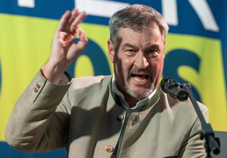 02.09.2024, Bayern, Abensberg: Markus Söder (CSU), Ministerpräsident von Bayern, steht beim Politischen Frühschoppen Gillamoos auf der Bühne. Das Gillamoos ist eines der größten und ältesten Volksfeste Niederbayerns und bietet traditionell einen politischen Schlagabtausch der Parteien. Foto: Peter Kneffel/dpa +++ dpa-Bildfunk +++ (KEYSTONE/DPA/Peter Kneffel)