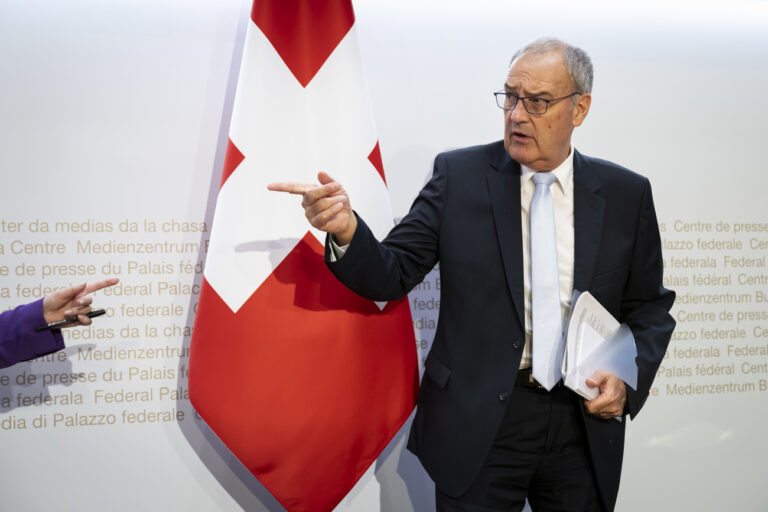 Bundesrat Guy Parmelin, rechts, spricht mit Staatssekretaerin Helene Budliger Artieda, Direktorin des Staatssekretariats fuer Wirtschaft (SECO), links, nach einer Medienkonferenz zu den Freihandelsabkommen mit Indien, am Donnerstag, 5. September 2024, im Medienzentrum Bundeshaus in Bern. (KEYSTONE/Anthony Anex)