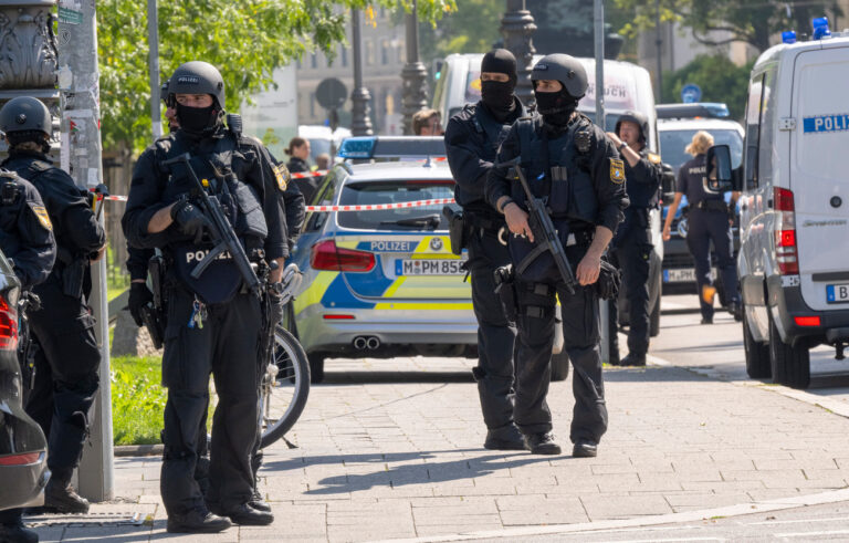 dpatopbilder - 05.09.2024, Bayern, München: Polizisten sind in München im Einsatz. Die Polizei hat in der Münchner Innenstadt bei einem größeren Einsatz in der Nähe des Israelischen Generalkonsulats eine verdächtige Person niedergeschossen. Foto: Peter Kneffel/dpa +++ dpa-Bildfunk +++ (KEYSTONE/DPA/Peter Kneffel)