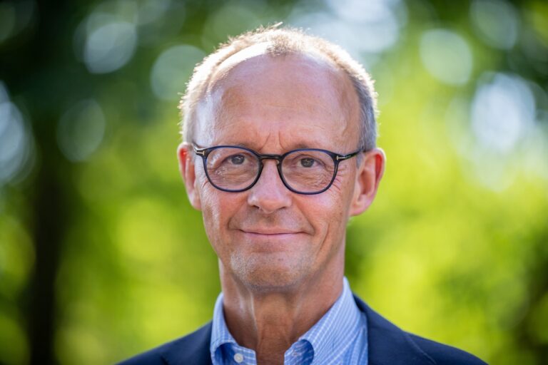 05.09.2024, Brandenburg, Neuhardenberg: Friedrich Merz, CDU-Bundesvorsitzender und CDU/CSU-Fraktionsvorsitzender im Bundestag, steht vor Beginn der Klausurtagung des Geschäftsführenden Vorstands der CDU/CSU-Fraktion des Bundestags vor dem Schloss Neuhardenberg. Foto: Michael Kappeler/dpa +++ dpa-Bildfunk +++ (KEYSTONE/DPA/Michael Kappeler)