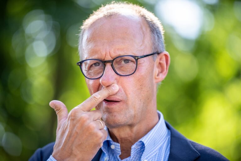 05.09.2024, Brandenburg, Neuhardenberg: Friedrich Merz, CDU-Bundesvorsitzender und CDU/CSU-Fraktionsvorsitzender im Bundestag, spricht vor Beginn der Klausurtagung des Geschäftsführenden Vorstands der CDU/CSU-Fraktion des Bundestags vor dem Schloss Neuhardenberg. Foto: Michael Kappeler/dpa +++ dpa-Bildfunk +++ (KEYSTONE/DPA/Michael Kappeler)