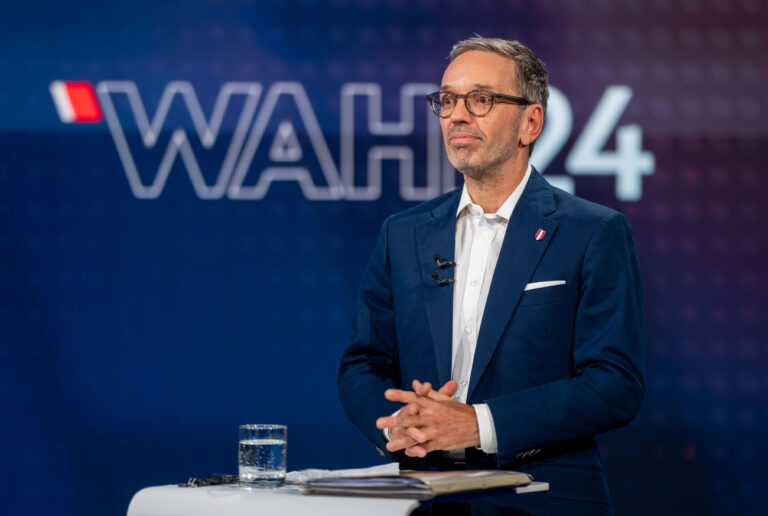 ABD0260_20240905 - WIEN - ÖSTERREICH: Herbert Kickl (FPÖ) am Donnerstag, 05. September 2024, im Rahmen eines ORF TV-Duells zwischen Herbert Kickl (FPÖ) und Beate Meinl-Reisinger (NEOS) in Wien anl. der bevorstehenden Nationalratswahl.. - FOTO: APA/GEORG HOCHMUTH