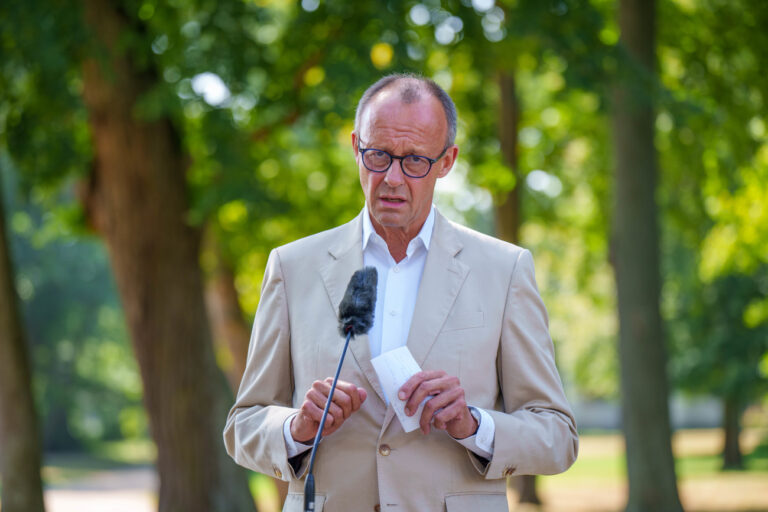 06.09.2024, Brandenburg, Neuhardenberg: Friedrich Merz, CDU-Bundesvorsitzender und CDU/CSU-Fraktionsvorsitzender im Bundestag, spricht bei einem Pressestatement vor Abschluss der Klausurtagung des Geschäftsführenden Vorstands der CDU/CSU-Fraktion im Deutschen Bundestag vor Schloss Neuhardenberg. Foto: Michael Kappeler/dpa +++ dpa-Bildfunk +++ (KEYSTONE/DPA/Michael Kappeler)