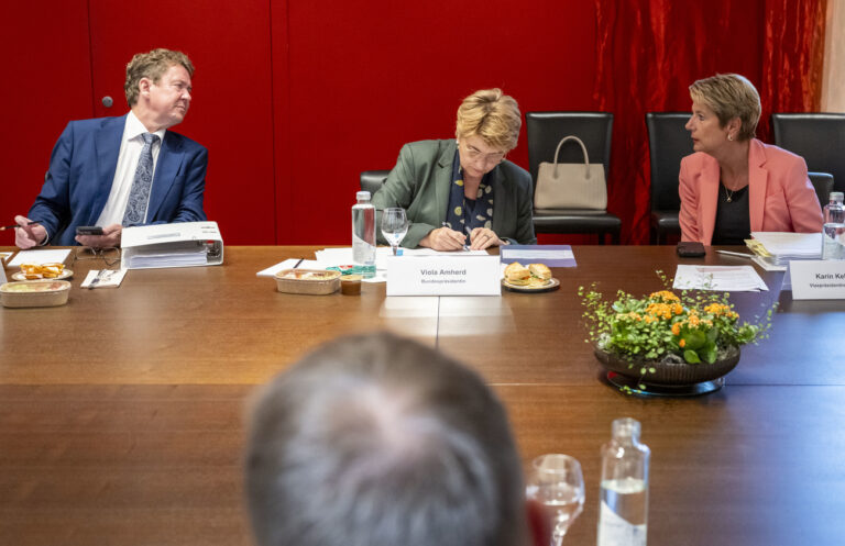 Die Bundesraete Albert Roesti, links, und Karin Keller-Sutter, rechts, sowie Bundespraesidentin Viola Amherd, Mitte, und Parteispitzen treffen sich am Montag, 9. September 2024, im Bernerhof in Bern. Der Bundesrat fuehrt diese Woche Gespraeche mit den Parteien und Kantonen ueber die Aufgaben - und Subventionsueberpruefungen. (KEYSTONE/Peter Schneider)