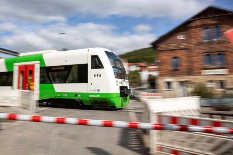 ARCHIV - 19.09.2019, Thüringen, Meiningen: Ein Triebwagen der Süd-Thüringen-Bahn an einer Baustelle vorbei in den Bahnhof Meiningen. (zu dpa: «Streckensperrung bei Süd-Thüringen-Bahn») Foto: Michael Reichel/dpa-Zentralbild/dpa +++ dpa-Bildfunk +++ (KEYSTONE/DPA/Michael Reichel)