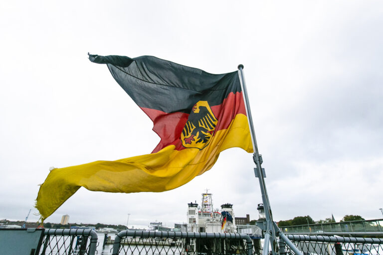 ARCHIV - 03.10.2019, Schleswig-Holstein, Kiel: Die deutsche Nationalflagge weht an Bord der Fregatte 