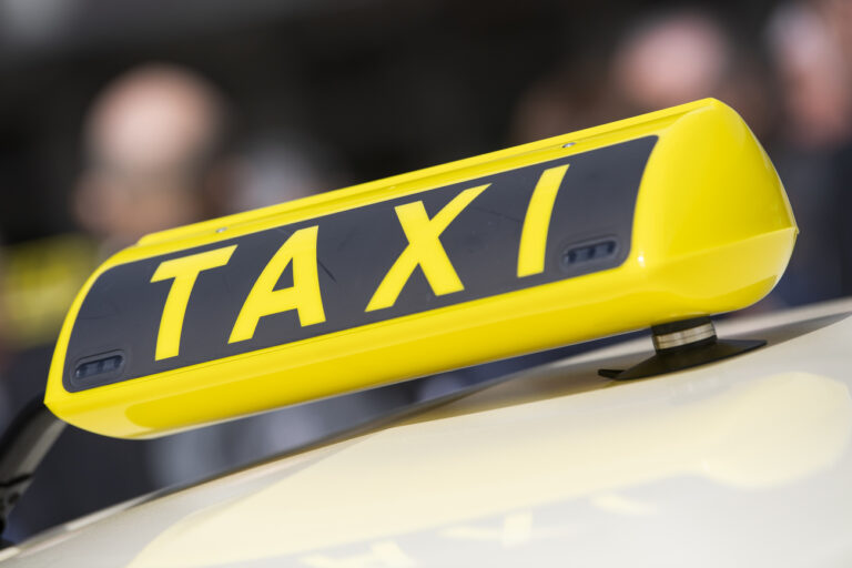 ARCHIV - 28.04.2022, Berlin: Bei der Jahres-Pressekonferenz der Innung des Berliner Taxigewerbes steht ein Taxi. (zu dpa: «Nach über 100 Kilometer Fahrt: Angriff auf Taxifahrer») Foto: Christophe Gateau/dpa +++ dpa-Bildfunk +++ (KEYSTONE/DPA/Christophe Gateau)