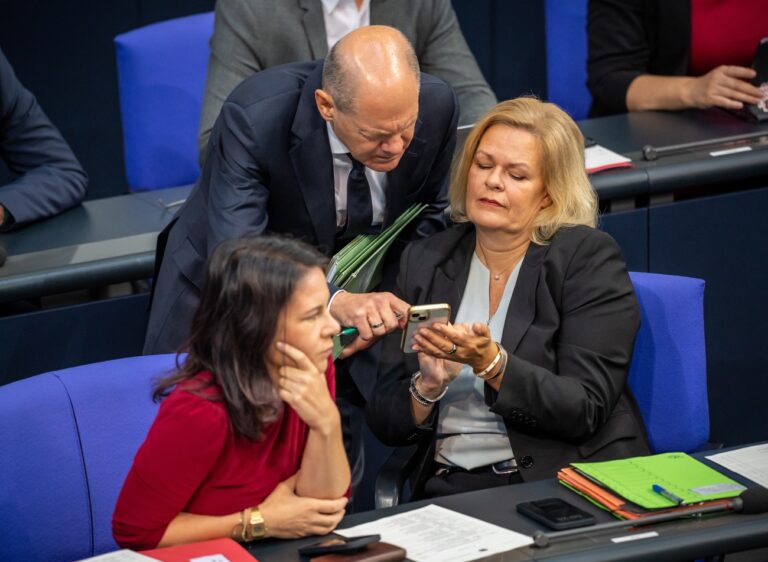 12.09.2024, Berlin: Nancy Faeser (SPD), Bundesministerin des Innern und Heimat, spricht mit Bundeskanzler Olaf Scholz (SPD), neben Annalena Baerbock (Bündnis90/Die Grünen), Außenministerin, in der Debatte zur Ersten Lesung mehrerer Gesetzentwürfe zum Themenkomplex Zuwanderung und innere Sicherheit, dem sogenannten Sicherheitspaket der Bundesregierung. Foto: Michael Kappeler/dpa +++ dpa-Bildfunk +++ (KEYSTONE/DPA/Michael Kappeler)