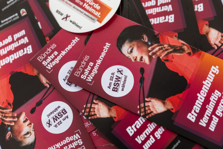 12.09.2024, Brandenburg, Cottbus: Flyer liegen an einem Infostand des Bündnis Sahra Wagenknecht (BSW) bei einer Wahlkampfveranstaltung in Cottbus. Die Wahl zum Landtag von Brandenburg findet am 22. September 2024 statt. Foto: Frank Hammerschmidt/dpa +++ dpa-Bildfunk +++ (KEYSTONE/DPA/Frank Hammerschmidt)