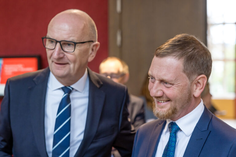 13.09.2024, Brandenburg, Cottbus: Michael Kretschmer (CDU, r), Ministerpräsident von Sachsen, und Dietmar Woidke (SPD), Ministerpräsident von Brandenburg, kommen zu einem Pressegespräch vor dem länderübergreifenden Netzwerktreffen der Modellregion Gesundheit Lausitz. In dieser gemeinsamen Konferenz mit Akteurinnen und Akteuren der Gesundheitsversorgung, Hochschulen, Verbänden und Amtsträgern diskutieren die Teilnehmer den aktuellen Stand und Zukunftspläne des Projektes. Foto: Frank Hammerschmidt/dpa +++ dpa-Bildfunk +++ (KEYSTONE/DPA/Frank Hammerschmidt)