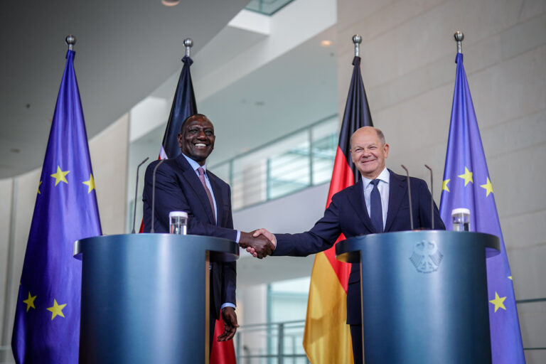 13.09.2024, Berlin: Bundeskanzler Olaf Scholz (r, SPD) und William Samoei Ruto, Präsident von Kenia, reichen sich im Bundeskanzleramt die Hände. Deutschland und Kenia unterzeichnen ein Migrationsabkommen. Das Abkommen soll die Anwerbung von Fachkräften aus Kenia fördern und die Rückführung abgelehnter Asylbewerber von Deutschland in das ostafrikanische Land erleichtern. Foto: Kay Nietfeld/dpa +++ dpa-Bildfunk +++ (KEYSTONE/DPA/Kay Nietfeld)