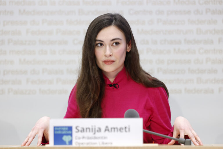 Sanija Ameti, Co-Praesidentin Operation Libero, spricht waehrend einer Medienkonferenz zur Lancierung der Europa-Initiative, am Dienstag, 2. April 2024 in Bern. (KEYSTONE/Peter Klaunzer)