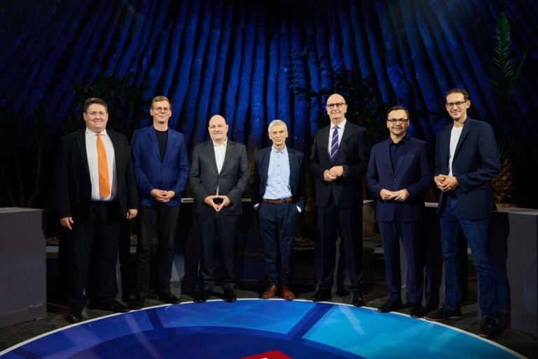 17.09.2024, Brandenburg, Potsdam: Die Spitzenkandidaten der Parteien Peter Vida (l-r, BVB/Freie Wähler), Sebastian Walter (Die Linke), Robert Crumbach (BSW), Hans-Christoph Berndt (AfD), Dietmar Woidke (SPD), Ministerpräsident von Brandenburg, Jan Redmann (CDU) und Benjamin Raschke (Bündnis 90/Die Grünen) stehen vor der Sendung «rbb24 - Ihre Wahl: Der Kandidatencheck» nebeneinander. Foto: Annette Riedl/dpa +++ dpa-Bildfunk +++ (KEYSTONE/DPA/Annette Riedl)