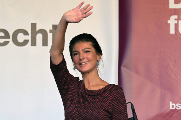 18.09.2024, Brandenburg, Potsdam: Sahra Wagenknecht, Vorsitzende des Bündnis Sahra Wagenknecht (BSW), winkt auf einer Bühne bei einer Wahlkampfveranstaltung ihrer Partei auf dem Luisenplatz. Die Wahl zum Landtag Brandenburgs findet am 22. September 2024 statt. Foto: Michael Bahlo/dpa +++ dpa-Bildfunk +++ (KEYSTONE/DPA/Michael Bahlo)