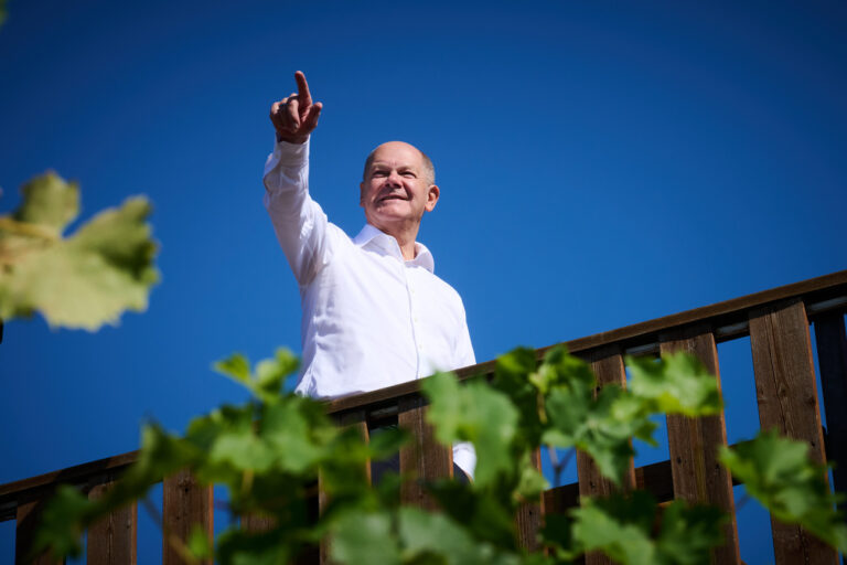 20.09.2024, Brandenburg, Werder: Bundeskanzler Olaf Scholz (SPD) setzt seine Sommerreise als Potsdamer Bundestagsabgeordneter in Brandenburg fort und besucht die Weintiene, eine Straußwirtschaft in der Wein ausgeschenkt wird, auf dem Werderander Wachtelberg. Foto: Annette Riedl/dpa +++ dpa-Bildfunk +++ (KEYSTONE/DPA/Annette Riedl)