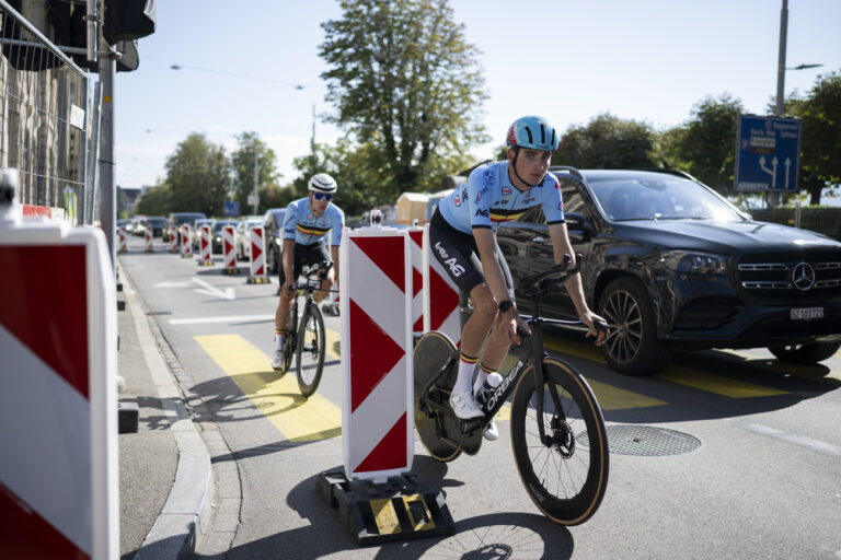 Ein Radfahrer faehrt duch eine abgesperrte Strasse am Sechselaeuteplatz fuer die UCI Rad- und Para-Cycling-Strassen-Weltmeisterschaften Zuerich 2024, aufgneommen am Freitag, 20. September 2024 in Zuerich. Die Rad WM finden vom Samstag, 21. September bis Sonntag, 29. September 2024 statt und erwartet 850.000 bis 1 Million Zuschauer. (KEYSTONE/Ennio Leanza)