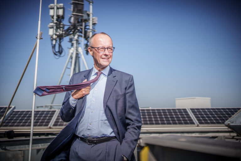 20.09.2024, Berlin: Friedrich Merz, CDU Bundesvorsitzender, CDU/CSU Fraktionsvorsitzender im Bundestag und designierter Spitzenkandidat der Union für die Bundestagswahl, aufgenommen bei einem Portraittermin auf dem Dach des Konrad-Adenauer Haus, der Bundesgeschäftsstelle der CDU. Foto: Michael Kappeler/dpa +++ dpa-Bildfunk +++ (KEYSTONE/DPA/Michael Kappeler)