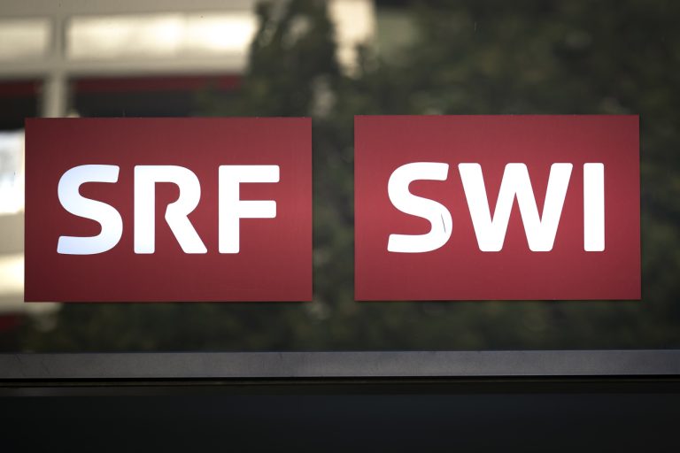 Die Logos von SRF und SWI sind fotografiert ueber dem Eingang zum Hauptsitz der SRG SSR, am Freitag, 20. September 2024 in Bern. (KEYSTONE/Anthony Anex)