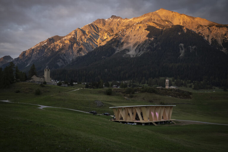 Urauffuehrung des Freilichtspiels ?1524? am Jubilaeumsanlass zu 500 Jahre Freistaat der Drei Buende, am Samstag, 21. September 2024, in Lantsch/Lenz. Der Kanton Graubuenden feiert dieses Jahr sein 500 jähriges Bestehen. Das Freilichtspiel wurde vom Kulturfestival ?Origen? inszeniert. (KEYSTONE/Gian Ehrenzeller)