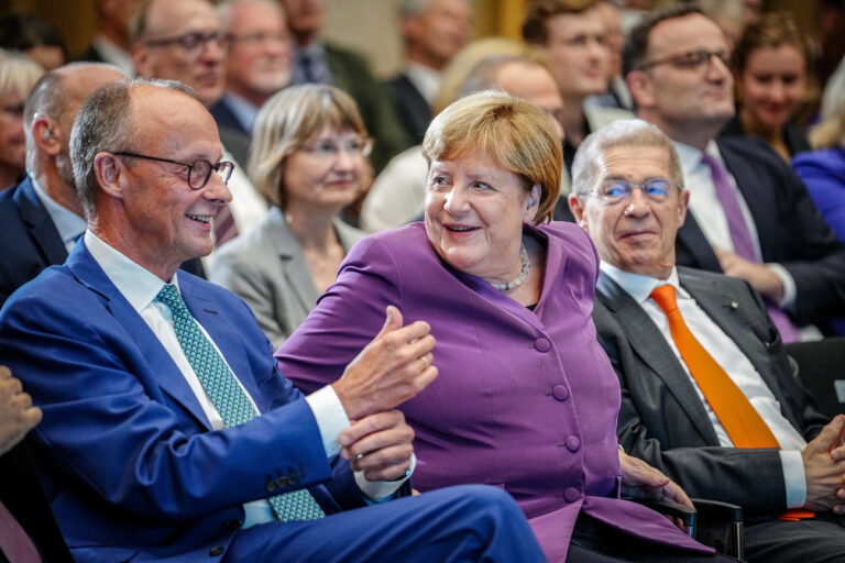 25.09.2024, Berlin: Angela Merkel (CDU), Friedrich Merz (l), CDU-Bundesvorsitzender und Unionsfraktionsvorsitzender, und Joachim Sauer nehmen am Berliner Gespräch Spezial zum 70. Geburtstag der früheren Bundeskanzlerin teil. Foto: Kay Nietfeld/dpa +++ dpa-Bildfunk +++ (KEYSTONE/DPA/Kay Nietfeld)