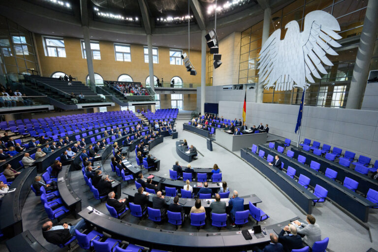 26.09.2024, Berlin: Bundestagspräsidentin Bärbel Bas (SPD) eröffnet die Plenarsitzung im Deutschen Bundestag mit einem Gedenken an den verstorbenen FDP-Politiker Gerhardt. Die Bundestagsabgeordneten beschäftigen sich in der 188. Sitzung der 20. Legislaturperiode unter anderem mit der Verabschiedung eines Bürokratie-Entlastungsgesetzes, der Begrenzung von illegaler Zuwanderung, dem neuen Filmförderungsgesetz und der Verabschiedung eines Gesetzes gegen den Handel mit ·Schrottimmobilien·. Foto: Bernd von Jutrczenka/dpa +++ dpa-Bildfunk +++