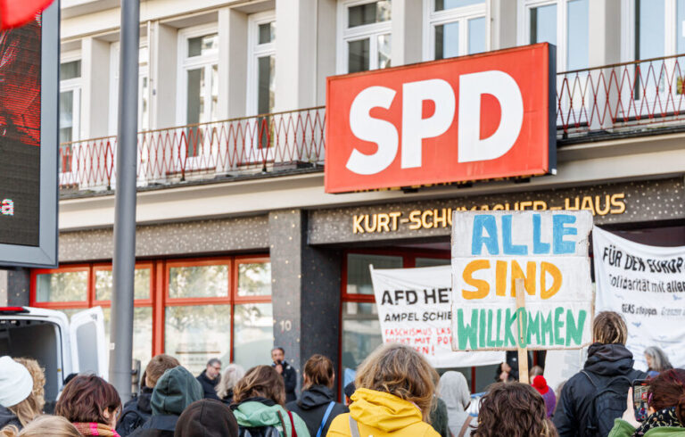 28.09.2024, Hamburg: Demonstranten protestieren vor der Hamburger SPD Zentrale gegen die Flüchtlingspolitik des Senats. Der Protest trug das Motto «Solidarität statt Abschottung - Nein zu Grenzschließung und 