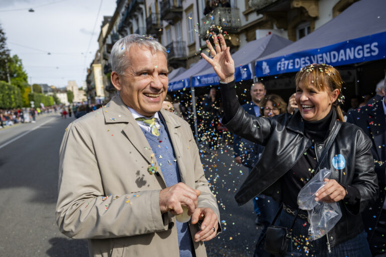 Violaine Bletry-de Montmollin, droite, Presidente de la Ville de Neuchatel, lance des confettis sur le Conseiller federal Beat Jans, gauche, pendant le cortege du 