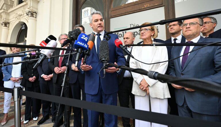 ABD0043_20241001 - WIEN - ÖSTERREICH: Christopher Drexler (ÖVP), Harald Mahrer (ÖVP), ÖVP-Chef Karl Nehammer, Anton Mattle (ÖVP), Wolfgang Sobotka (ÖVP), Johanna Mikl-Leitner (ÖVP) und August Wöginger (ÖVP) am Dienstag, 1. Oktober 2024, während eines Statements anl. des ÖVP Bundesparteivorstands in Wien. - FOTO: APA/HELMUT FOHRINGER