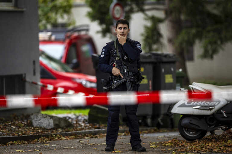 An armed policeman during an operation outside an after-school care facility in Zurich Oerlikon, Switzerland, on Tuesday, October 1, 2024. A 23-year-old man attacked a group of after-school children with a knife in Zurich-Oerlikon on Tuesday lunchtime: A five-year-old boy was seriously injured and two other five-year-olds suffered moderate injuries. The perpetrator was arrested. (KEYSTONE/Michael Buholzer)