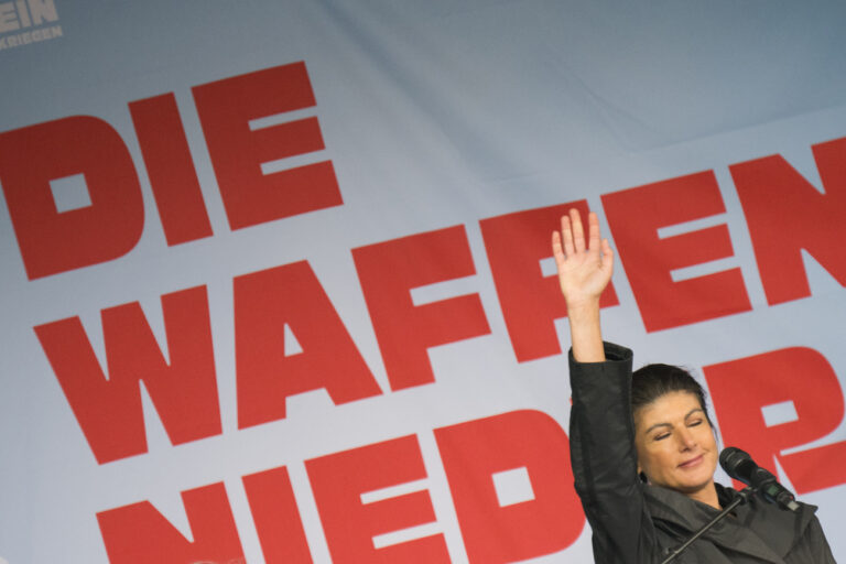 03.10.2024, Berlin: Sahra Wagenknecht, Parteivorsitzende von BSW, spricht während einer Demonstration des Bündnisses ·Nie wieder Krieg·. (zu dpa: «Kretschmer, Voigt und Woidke für mehr diplomatischen Einsatz») Foto: Sebastian Gollnow/dpa +++ dpa-Bildfunk +++