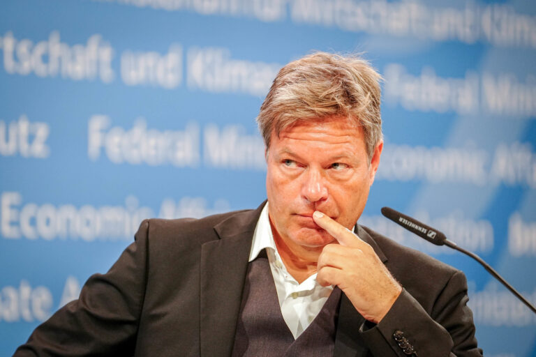 07.10.2024, Berlin: Robert Habeck (Bündnis 90/Die Grünen), Bundesminister für Wirtschaft und Klimaschutz, gibt eine Pressekonferenz. (zu dpa: «Habeck: Wirtschaftliche Lage nicht zufriedenstellend») Foto: Kay Nietfeld/dpa +++ dpa-Bildfunk +++ (KEYSTONE/DPA/Kay Nietfeld)