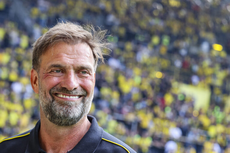 ARCHIV - 07.09.2024, Nordrhein-Westfalen, Dortmund: Fußball, Abschiedsspiel für die ehemalige Profis von Borussia Dortmund im Signal Iduna Park: Der frühere BVB-Trainer Jürgen Klopp steht im Stadion. (zu dpa: «Mit Verzug: Klopp erhält Verdienstorden in Baden-Württemberg») Foto: Christoph Reichwein/dpa +++ dpa-Bildfunk +++ (KEYSTONE/DPA/Christoph Reichwein)