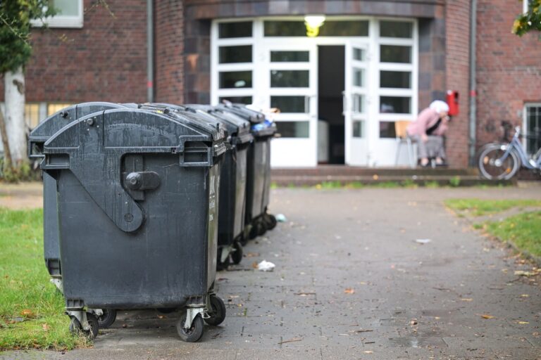 Müll, Lärm, Diebstähle: Eine kleine Gruppe von Flüchtlingen versetzt Kieler Stadtteil in Aufruhr. Die Anwohner sind genervt, die Behörden ratlos