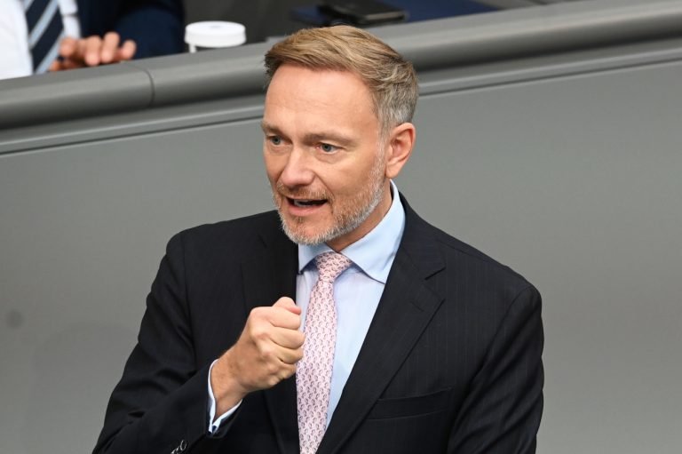 ARCHIV - 26.09.2024, Berlin: Christian Lindner (FDP), Bundesminister der Finanzen, spricht bei der Plenarsitzung im Deutschen Bundestag. Die Bundestagsabgeordneten beschäftigen sich in der 188. Sitzung der 20. Legislaturperiode unter anderem mit dem Entwurf eines Gesetzes zur Fortentwicklung des Steuerrechts. (zu dpa: «Lindner zur Konjunktur: Müssen uns ehrlich machen») Foto: Anna Ross/dpa +++ dpa-Bildfunk +++ (KEYSTONE/DPA/Anna Ross)