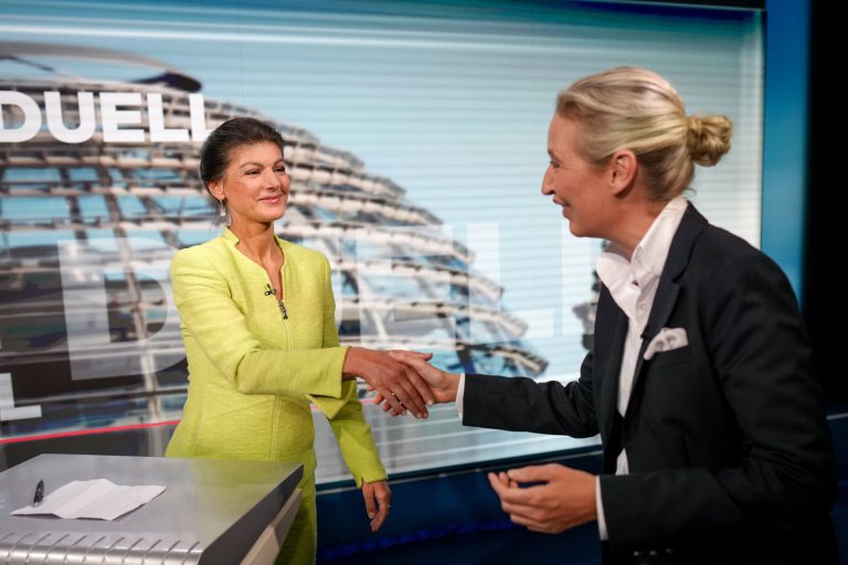 09.10.2024, Berlin: Alice Weidel (r), Partei- und Fraktionsvorsitzende der AfD, und Sahra Wagenknecht, Parteivorsitzende von BSW und Bundestagsabgeordnete, begrüßen sich zu Beginn des TV-Duell bei dem Nachrichtensender Welt-TV. Foto: Kay Nietfeld/dpa +++ dpa-Bildfunk +++ (KEYSTONE/DPA/Kay Nietfeld)