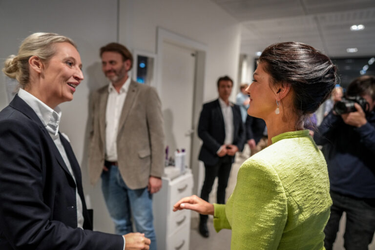 09.10.2024, Berlin: Alice Weidel (l), Partei- und Fraktionsvorsitzende der AfD, und Sahra Wagenknecht, Parteivorsitzende von BSW und Bundestagsabgeordnete, verabschieden sich nach dem TV-Duell bei dem Nachrichtensender Welt-TV. Foto: Kay Nietfeld/dpa +++ dpa-Bildfunk +++ (KEYSTONE/DPA/Kay Nietfeld)