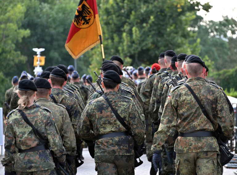 ARCHIV - 19.09.2024, Thüringen, Erfurt: Soldatinnen und Soldaten des Aufklärungsbataillon 13 aus Gotha sind mit dem Gewehr G36 angetreten bei der feierlichen Kommandoübergabe auf dem Erfurter Petersberg. (zu dpa: «Ausschuss-Chef: Bundeswehr braucht 35.000 weitere Soldaten») Foto: Martin Schutt/dpa +++ dpa-Bildfunk +++ (KEYSTONE/DPA/Martin Schutt)