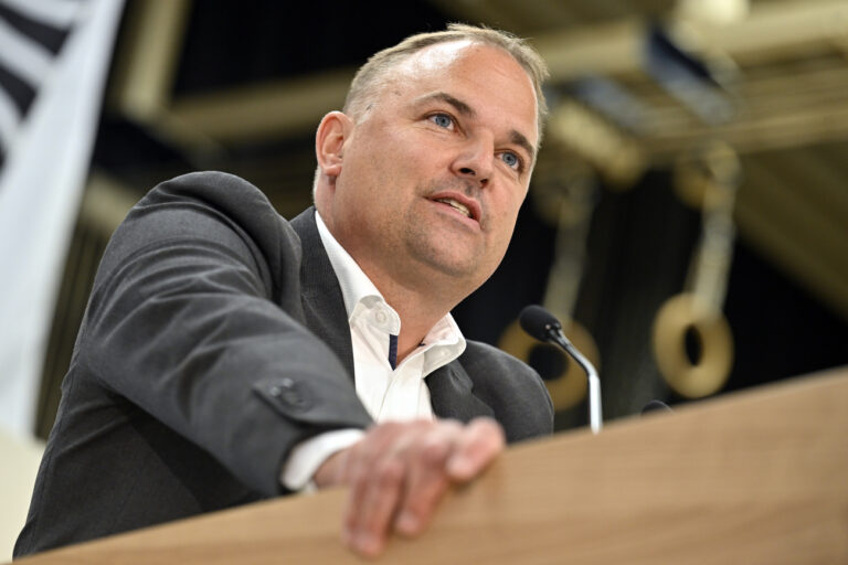 Parteipraesident Marcel Dettling an der Delegiertenversammlung der SVP Schweiz in der Sporthalle Schachen in Aarau am Samstag, 12. Oktober 2024. KEYSTONE/Walter Bieri )