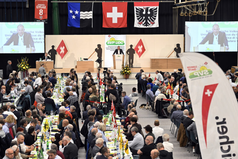 Parteipraesident Marcel Dettling an der Delegiertenversammlung der SVP Schweiz in der Sporthalle Schachen in Aarau am Samstag, 12. Oktober 2024. KEYSTONE/Walter Bieri )