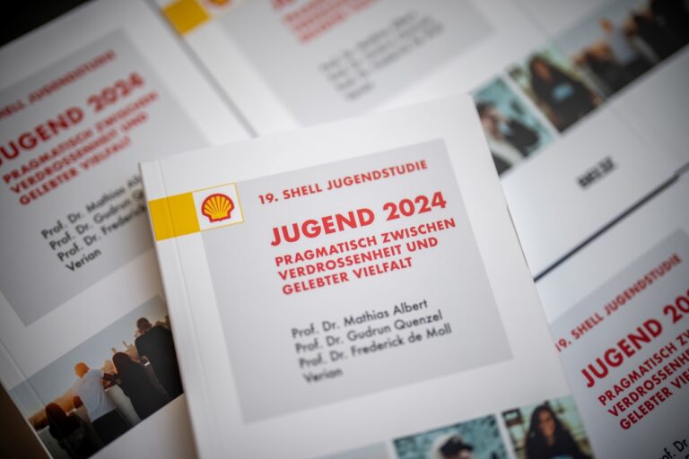 15.10.2024, Berlin: Das Cover der gedruckten Shell Jugendstudie 2024, aufgenommen bei der Vorstellung der 19. Shell Jugendstudie auf der Bundespressekonferenz. Foto: Michael Kappeler/dpa +++ dpa-Bildfunk +++ (KEYSTONE/DPA/Michael Kappeler)